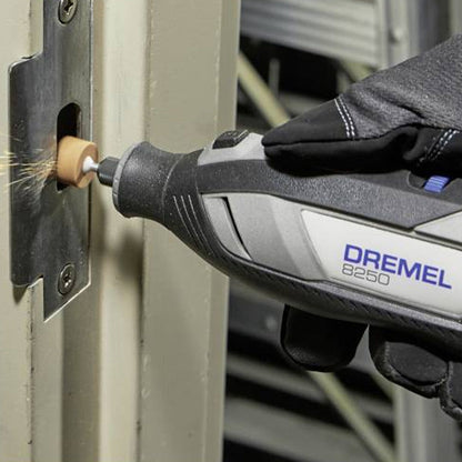 Dremel 8250 Outil Rotatif Multifonction Sans-fil 12V, 65 acc, 5 adaptations, 1 batterie 2Ah, de 5.000 à 30.000 tr/min